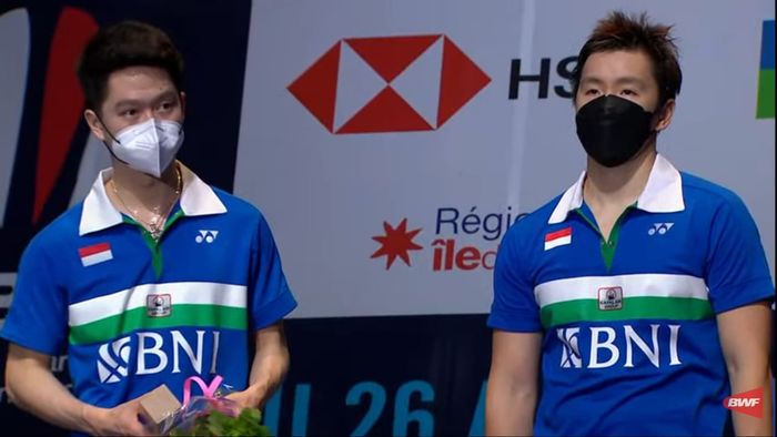 Pasangan ganda putra Indonesia, Marcus Fernaldi Gideon/Kevin Sanjaya Sukamuljo, saat berada di podium runner-up French Open 2021.