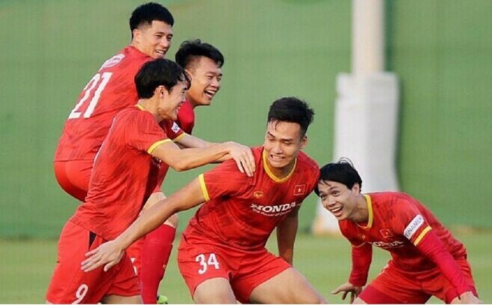 Para pemain Timnas Vietnam berlatih riang-gembira untuk menghadapi Piala AFF di Singapura.