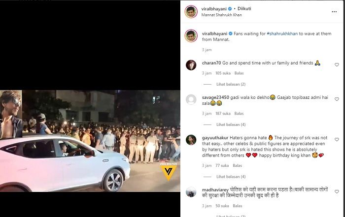 Para penggemar Shah Rukh Khan berkerumun di depan istana Mannat