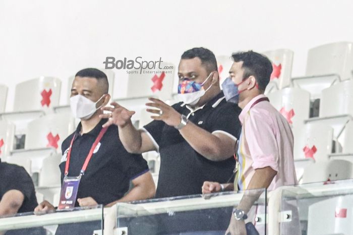Presiden Borneo FC, Nabil Husein (tengah), nampak memberikan arahan kepada Raffi Ahmad saat menyaksikan langsung laga RANS Cilegon FC versus Dewa United di Stadion Madya, Senayan, Jakarta, 2 November 2021.
