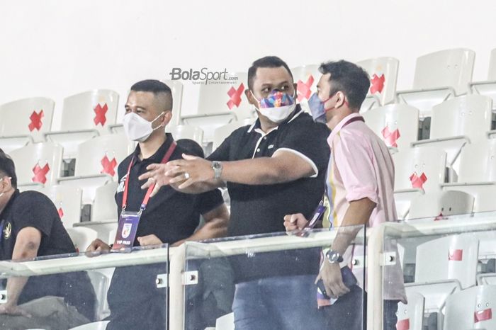 Presiden Borneo FC, Nabil Husein (tengah), nampak memberikan arahan kepada Raffi Ahmad saat menyaksikan langsung laga RANS Cilegon FC versus Dewa United di Stadion Madya, Senayan, Jakarta, 2 November 2021.
