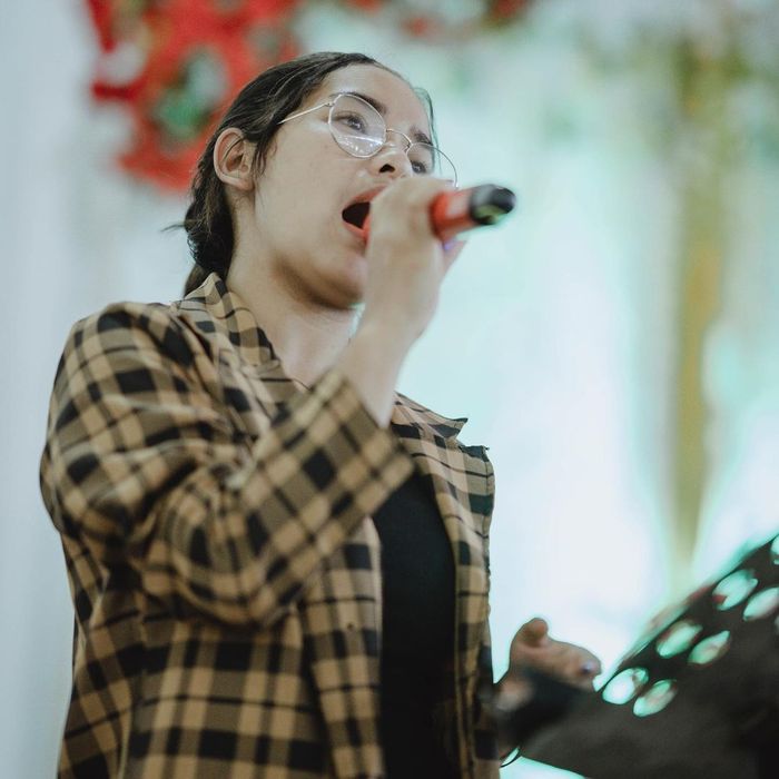 Gaya Chetryn Peto saat bernyanyi