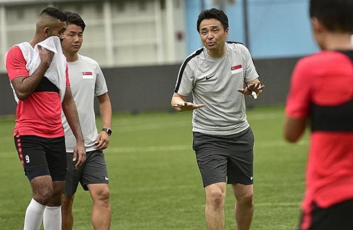 Pelatih Timnas Singapura Tatsuma Yoshida (tengah) membimbing pasukannya untuk Piala AFF.
