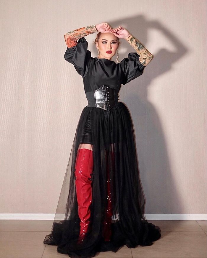 Ayu Ting Ting dalam balutan dress desainer.