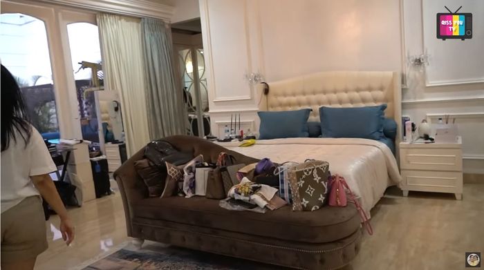 Ayu Ting Ting masuk ke kamar Iis Dahlia