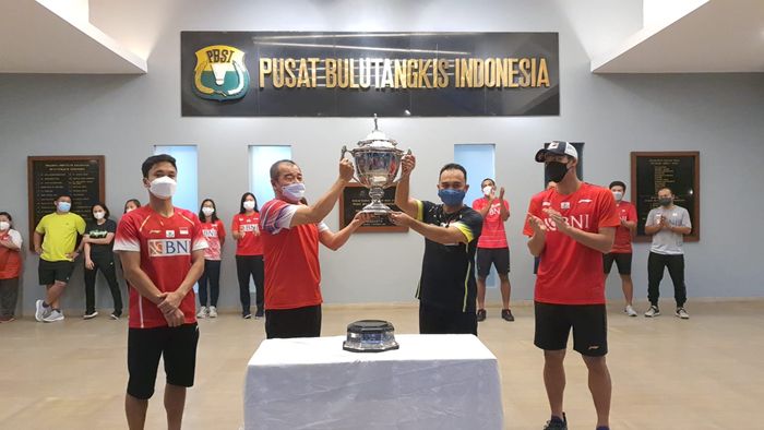 Prosesi penyerahan Piala Thomas dari Kabid Pengembangan Daerah PP PBSI Sudarto Adinagoro kepada manajer tim Eddy Prayitno, Jumat (5/11/2021)