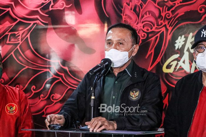 Ketua Umum PSSI, Mochamad Iriawan, sedang memberikan keterangan kepada awak media  di Kantor PSSI, Senayan, Jakarta, 6 November 2021.