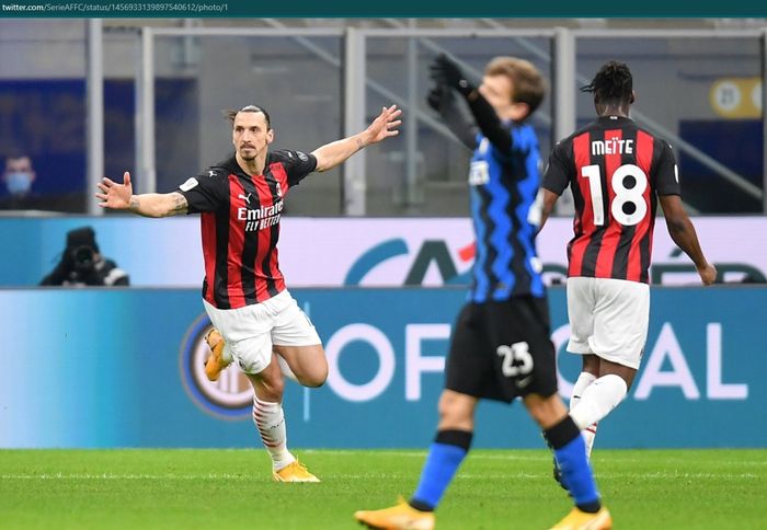 Momen Zlatan Ibrahimovic mencetak gol pada laga AC Milan versus Inter Milan dalam Derby della Madonnina pada musim 2020-2021.