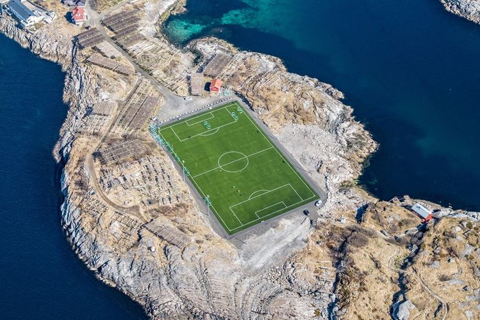 Stadion Henningsvaer yang miliki pemandangan Arktik nan indah di Norwegia.