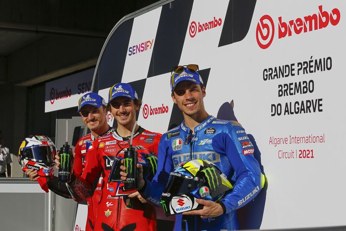 Dari kiri ke kanan, dua pembalap Ducati, Jack Miller dan Francesco Bagnaia, serta Joan Mir (Suzuki Ecstar) setelah kualifikasi GP Algarve di Sirkuit Algarve, Portimao, Sabtu (6/11/2021).