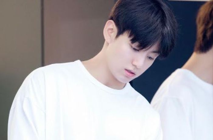 Jungkook saat memasak dengan wajah alami tanpa makeup .