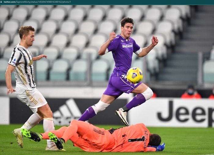 Striker Fiorentina, Dusan Vlahovic, mencoba melewati kiper Juventus, Wojciech Szczesny pada musim 2020-2021.