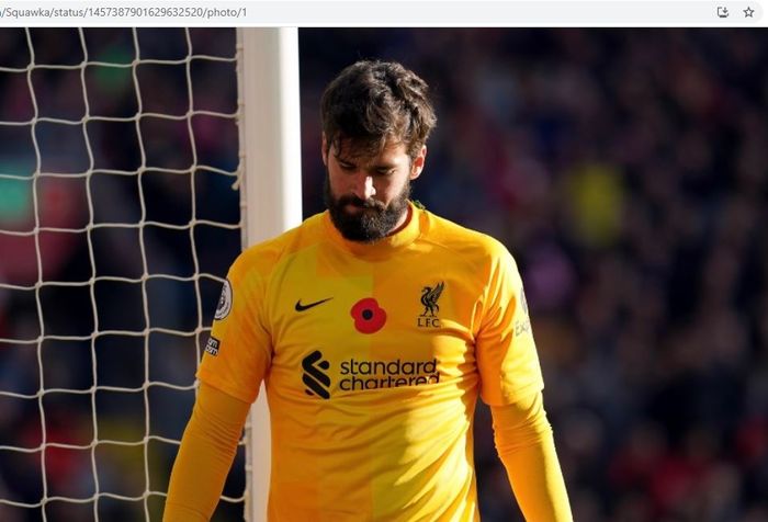 Ekspresi kiper Liverpool, Alisson Becker, usai mencetak gol bunuh diri saat melawan West Ham United pada pekan ke-11 Liga Inggris 2021-2022, Minggu (7/11/2021).