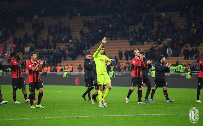 Para pemain AC Milan memberikan salam kepada para penonton di Stadion San Siro usai melawan Inter Milan pada giornata 12 Liga Italia 2021-2022, Minggu (7/11/2021).