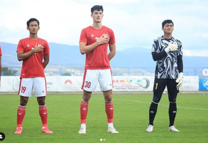 Elkan Baggott (tengah) sangat bangga dan terhormat memegang lambang Garuda di dada saat debut internasional untuk Indonesia 11 Oktober 2020.