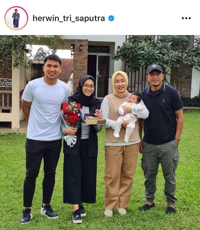 Pemain Persita Tangerang, Herwin Tri Saputra, foto bersama dengan Rahmad Darmawan dan keluarga