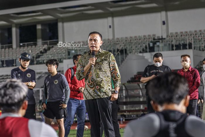 Ketua Umum PSSI, Mochamad Iriawan (baju batik), sedang memberikan arahan kepada para pemain timnas Indonesia di Stadion Madya, Senayan, Jakarta, 10 November 2021.