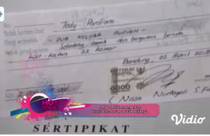 Teddy menunjukkan kuitansi pembelian kos-kosan seharga Rp 2 miliar