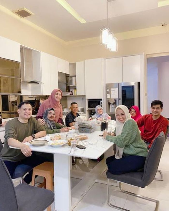 Dapur di rumah Oki Setiana Dewi