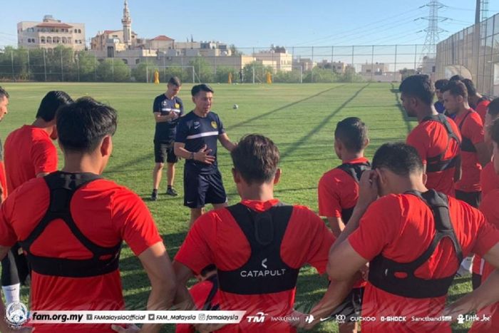 Pelatih Timnas Malaysia Tan Cheng Hoe sedang menyampaikan arahan kepada para pemainnya saat pemusatan latihan di Yordania, 5 Oktober 2021.