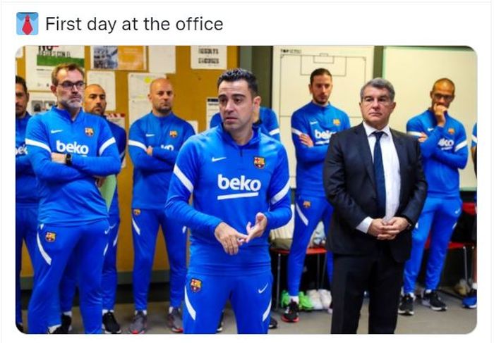 Xavi Hernandez memberikan instruksi kepada pemain Barcelona di ruang ganti.