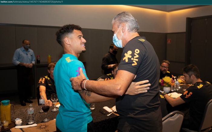 Momen pertemuan Philippe Coutinho dan Tite di acara makan bersama timnas Brasil.