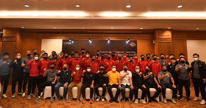 Para pemain timnas Indonesia beserta staf berfoto bersama jajaran pengurus PSSI sebelum berangkat ke Turki, Kamis (11/11/2021).