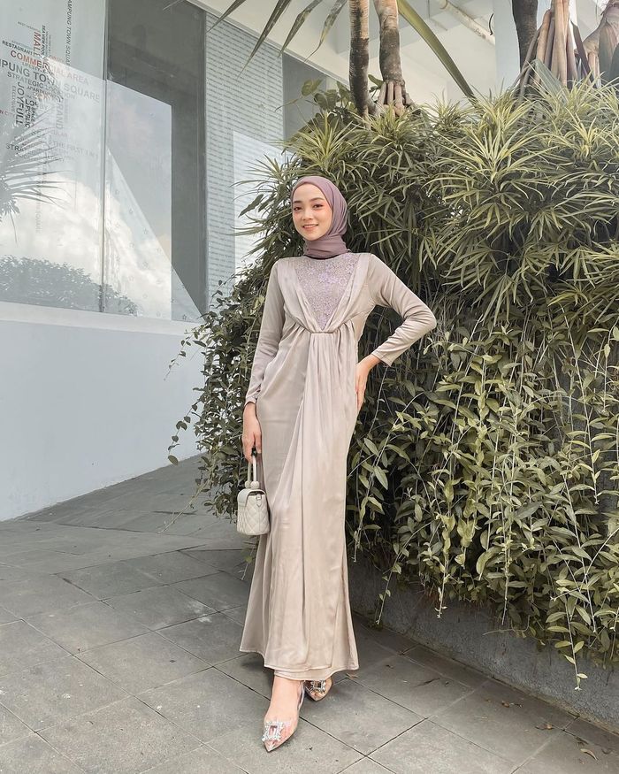 Ide Outfit Hijab Kondangan Pakai Dress ala Liza Rosalita Elegan