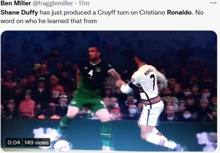 Momen saat Cristiano Ronaldo digocek Shane Duffy.