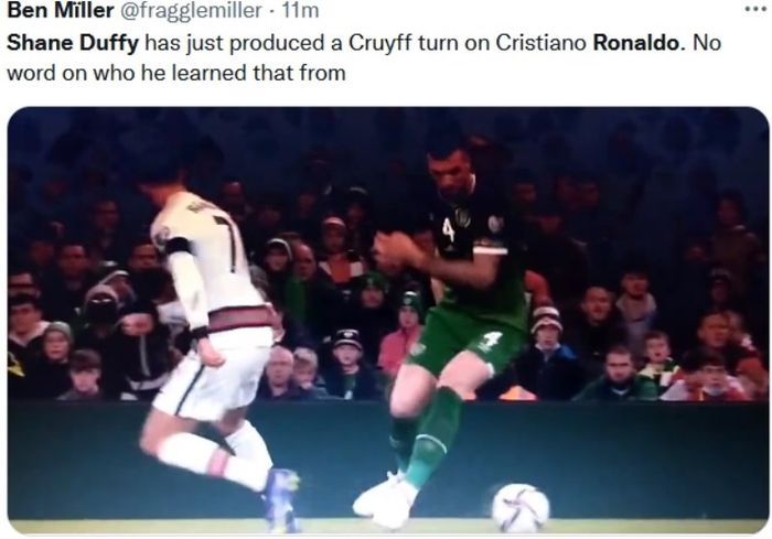 Momen saat Cristiano Ronaldo digocek Shane Duffy.