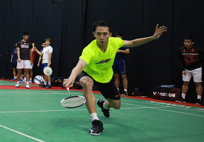 Pebulu tangkis tunggal putra Indonesia, Jonatan Christie, menjalani latihan perdana di komplek Bali Convention Centre and Westin Resort, Nusa Dua, Bali, Jumat (12/11/2021) pagi.