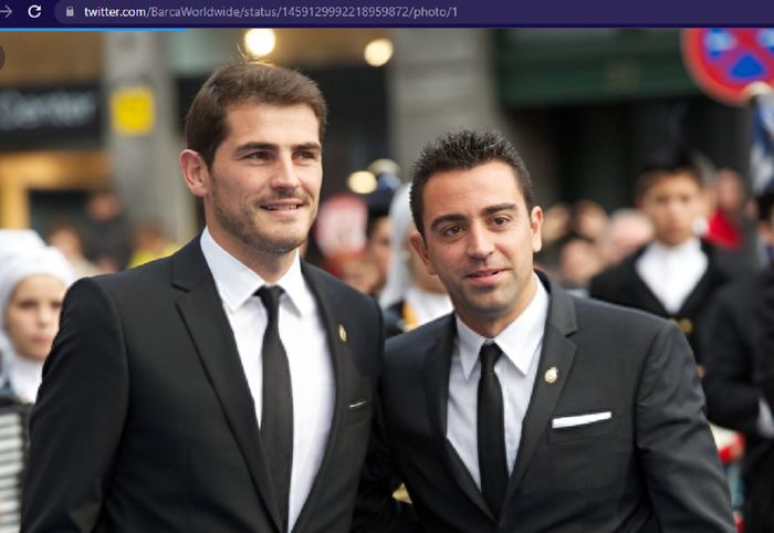 Kiper legendaris Real Madrid, Iker Casillas (kiri) dan pelatih Barcelona, Xavi Hernandez.