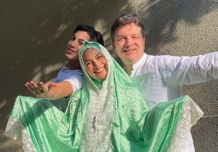 Maudy Koesnaedi bersama suami dan anaknya