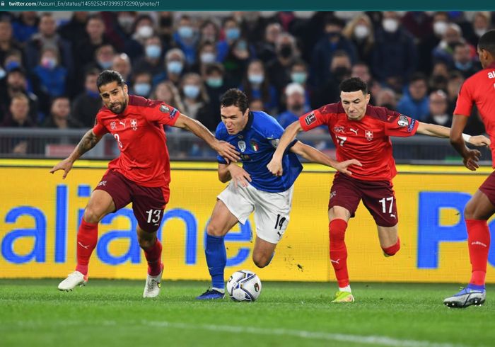 Momen Federico Chiesa berebut bola dengan dua pemain timnas Swiss pada laga Kualifikasi Piala Dunia 2022.