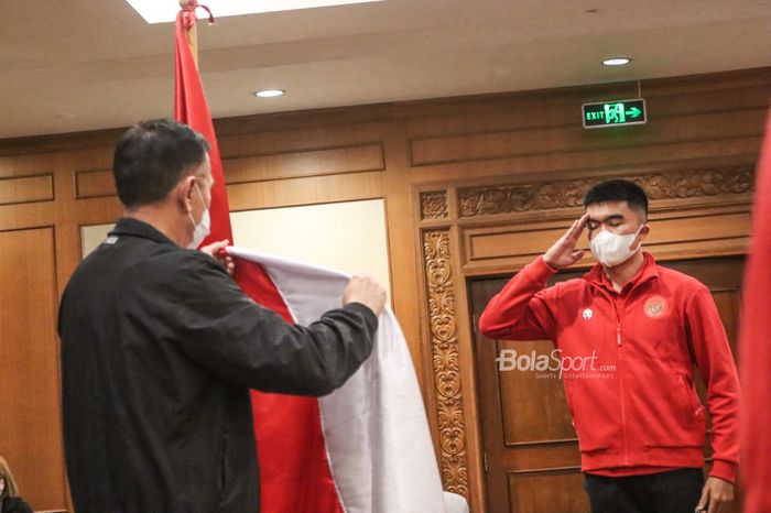 Pemain timnas U-18 Indonesia, Muhammad Uchida Sudirman (kanan), sedang memberikan hormatnya kepada bendera merah putih di Hotel Sultan, Senayan, Jakarta, 15 November 2021.