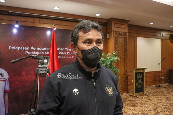 Asisten pelatih timnas U-18 Indonesia, Bima Sakti, sedang memberikan keterangan kepada awak media di Hotel Sultan, Senayan, Jakarta, 15 November 2021.