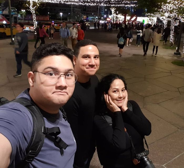 Meriam Bellina bersama kedua putranya