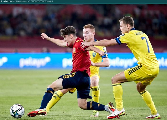 Pablo Gavira alias Gavi mendapat pengawalan ketat dari dua pemain timnas Swedia saat timnas Spanyol menang 1-0 dalam laga Kualifikasi Piala Dunia 2022.