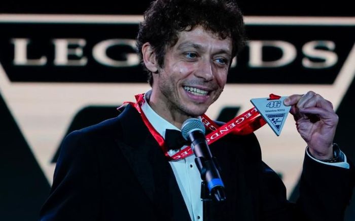 Valentino Rossi memamerkan medali legendanya usai diperkenalkan sebagai pembalap yang masuk MotoGP Hall of Fame pada tahun 2021.