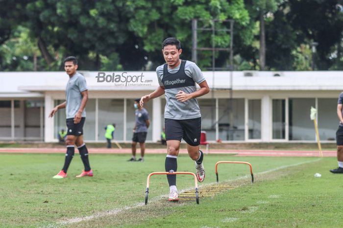 Evan Dimas sedang melakukan pemanasan dalam pemusatan latihan timnas Indonesia di Stadion Madya, Senayan, Jakarta, 10 November 2021.