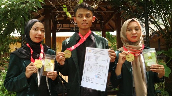 Khusni, Umi Latifah dan Diah Ismi Chofifah, juari ajang penelitian ilmiah internasional setelah meneliti ciplukan sawah yang hasilnya mengobati diabetes.