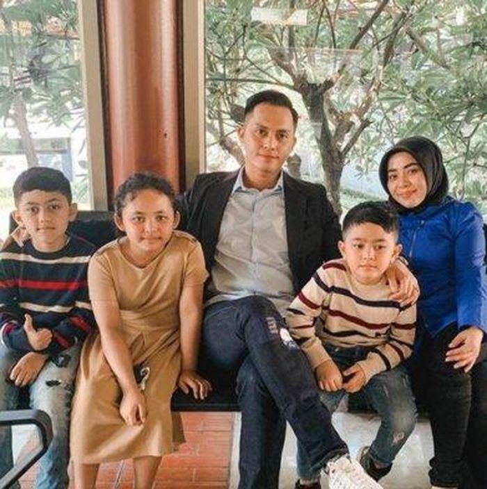 Potret Fadel Islami mengasuh tiga anak Muzdalifah