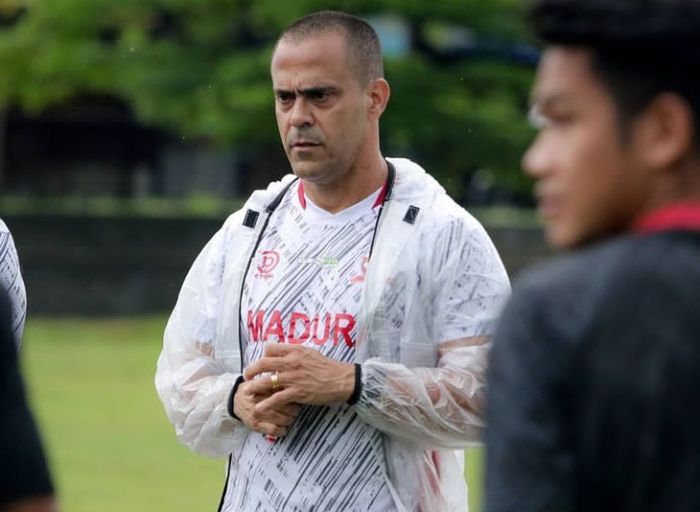 Fabio Araujo Lefundes tengah memimpin latihan skuad Madura United