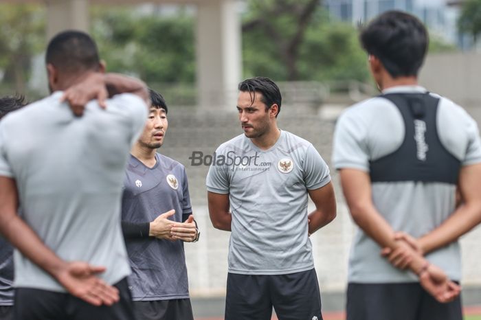 Ezra Walian (tengah) turut ikut dalam pemusatan latihan timnas Indonesia di Stadion Madya, Senayan, Jakarta, 10 November 2021.