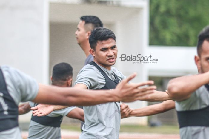 Asnawi Mangkualam sedang melakukan pemanasan dalam pemusatan latihan timnas Indonesia di Stadion Madya, Senayan, Jakarta, 10 November 2021.