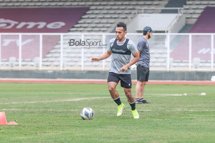 Irfan Jaya sedang menguasai bola dalam pemusatan latihan timnas Indonesia di Stadion Madya, Senayan, Jakarta, 10 November 2021.