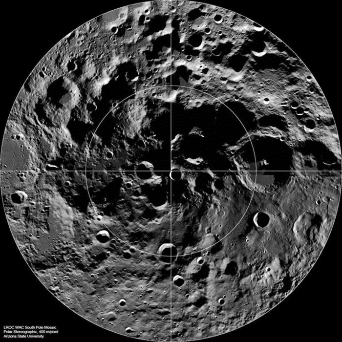 Una vista del polo sur de la luna, donde atrapa el dióxido de carbono frío.