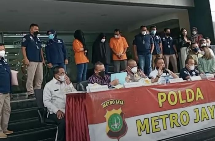 Nirina Zubir saat menjelaskan kronologi didampingi pihak Polda Metro Jaya