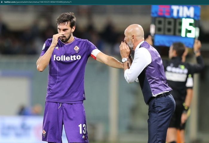 Stefano Pioli memberikan instruksi kepada mendiang Davide Astori sewaktu membesut Fiorentina.