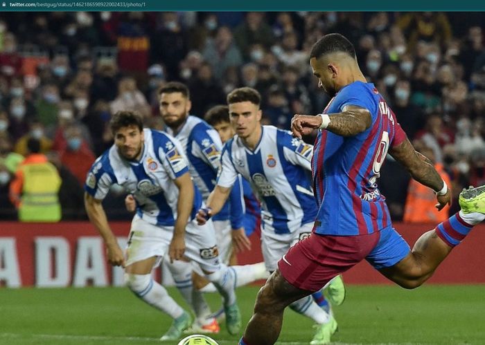 Memphis Depay sukses mengkonversi tendangan penalti yang buat Barcelona unggul 1-0 atas Espanyol di Derbi Catalunya.